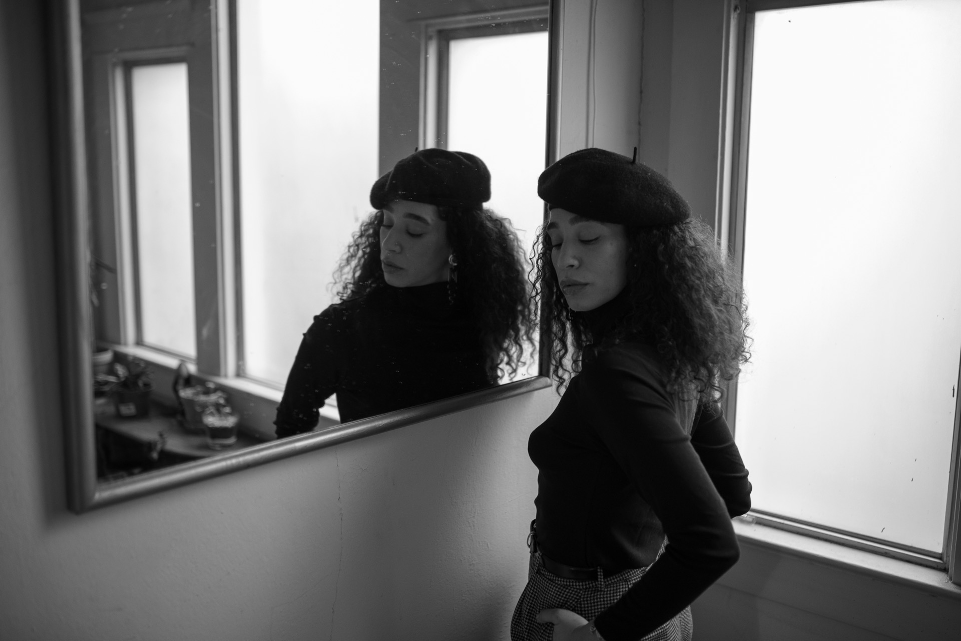 Simago in beret, B&W mirror reflection